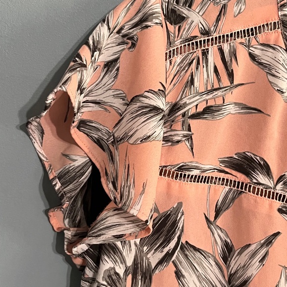 SELLING BANANA REPUBLIC TOP FLORAL COLOR SHORT SLEEVE SIZE BIG SMALL PRE- OWNED - Picture 10 of 12